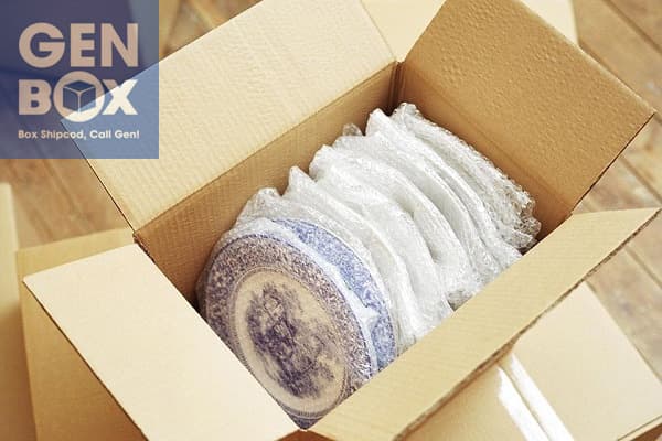 Hướng dẫn quy trình đóng gói hàng hóa bằng hộp carton với xốp nổ và bọt khí để bảo vệ sản phẩm.